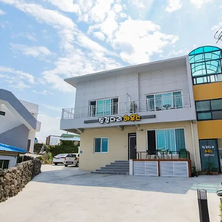 Jeju Jinggeomdari Pension Отели рядом с достопримечательностью «Пляж Вольчжон»