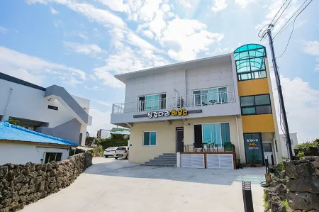 Jeju Jinggeomdari Pension Отели рядом с достопримечательностью «Kimnyoung Maze Park»