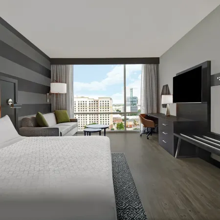 Holiday Inn Express HOUSTON - GALLERIA AREA by IHG Отели рядом с достопримечательностью «Водяная стена»