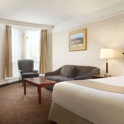 羅明斯特Travelodge by Wyndham酒店 鄰近勞埃德明斯特機場 - YLL的酒店