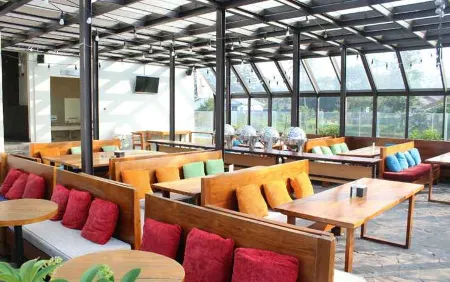 Balcony Hotel Sukabumi Отели рядом с достопримечательностью «POLTEKES YAPKESBI»