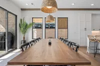 紅色遮陽篷下的沙漠海灘