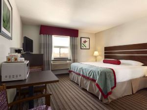 Super 8 by Wyndham Saskatoon Near Downtown