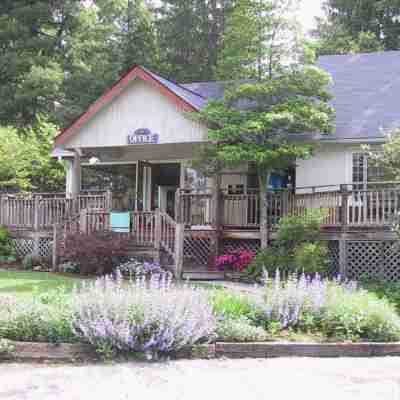 Highland Lake Inn & Resort - Flat Rock Hotel Exterior