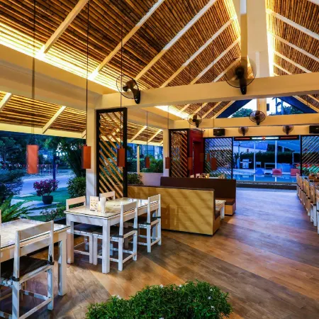 Naiharn Beach Resort Отели рядом с достопримечательностью «Мыс Промхтеп»