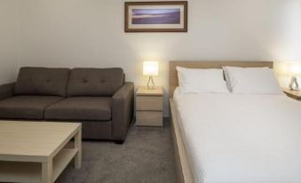 Cascades 3 - Studio Apartment l Free WiFi l Central Location l Bath