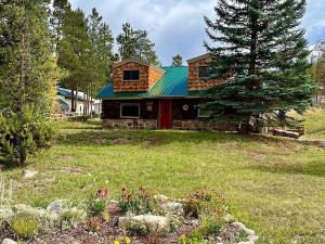 Cozy Colorado Log Cabin