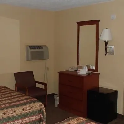 Royal Inn of New Orleans Hotels near Live Oak Park