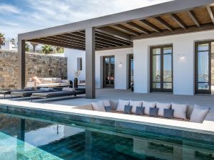 Bonzoe Suites & Villas