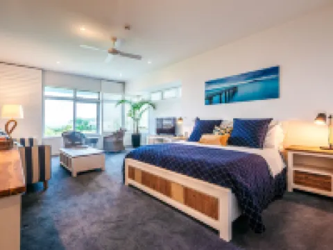 Waiheke Waterfront Lodge Hotels near Waiheke Island Explorer Bus