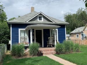 The Cottage! Chic Bungalow Near Old Town Square!