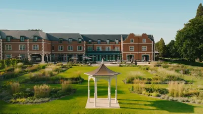 Savill Court Hotel and Spa Byfleet & New Haw附近的飯店