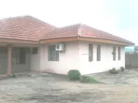 Sharon Avenue Guesthouse Hotel dekat DULUX, FRANCISTOWN