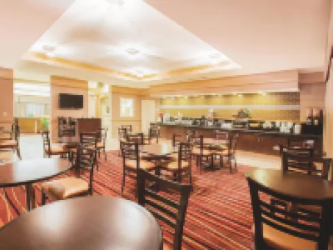 La Quinta Inn & Suites by Wyndham Cincinnati Airpt Florence Hotels in Florence