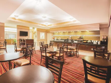 La Quinta Inn & Suites by Wyndham Cincinnati Airpt Florence Отели в г. Флоренция