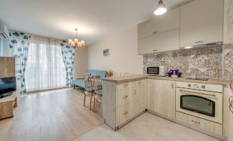 Bright and Newly Refurbished Apartment Near Center