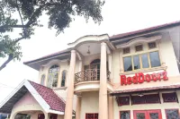 RedDoorz Near Sultan Hasanuddin Airport 2 Hotels in Maros Regency