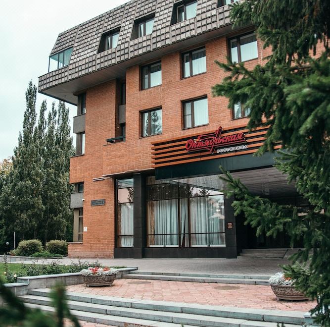 Турагентство екатеринбург в гостинице исеть. Гостиница в свердловском районе. Гостиница исеть интерьер. Ваш отель. Гостиница первоуральск ильича 28.