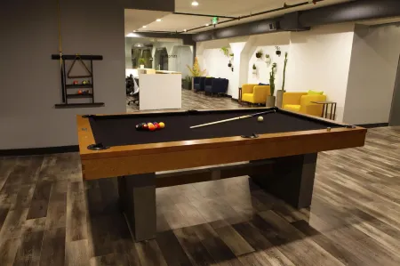 Stay Classy Отели рядом с достопримечательностью «REV»