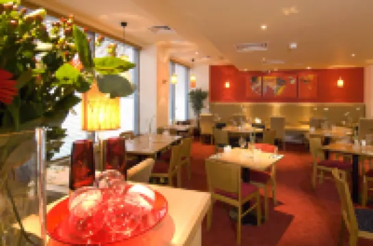 พรีเมียร์ อินน์ เชสเตอร์ - เรลเวย์ สเตชัน