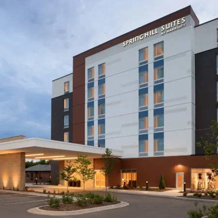 SpringHill Suites Milwaukee West/Wauwatosa Отели рядом с достопримечательностью «Миллер Парк»