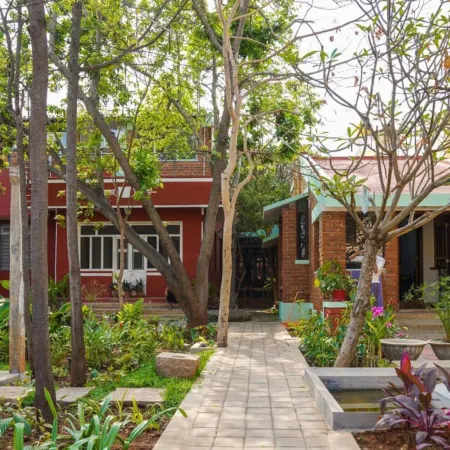 Rahees Bi Roambay -Backpacker Hostel