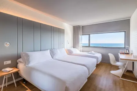 Occidental Atenea Mar - Adults Only Отели рядом с достопримечательностью «Парк Форум»