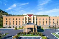 Hampton Inn Huntington University Area Các khách sạn gần MUFSC Crime Scene House