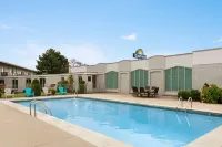 Days Inn by Wyndham London - Pool