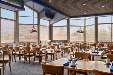 Royal Hotel West Edmonton, Trademark Collection by Wyndham Отели рядом с достопримечательностью «TELUS World of Science - Edmonton»