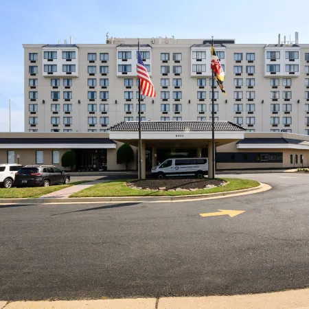 Harborside Hotel Отели рядом с достопримечательностью «Станция метро "Брэддок-Роуд"»