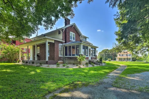 Glasgow Home w/ Porch: Close to Lake & Caves!