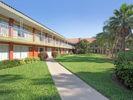 Days Inn by Wyndham Cocoa Cruiseport West at I-95/524