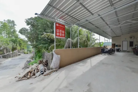 Reddoorz Near Juwata Airport Tarakan Отели рядом с достопримечательностью «MAKAM JEPANG»