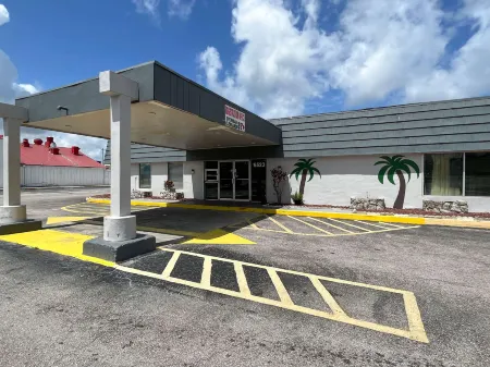 Motel 6 New Port Richey, FL Отели рядом с достопримечательностью «Jasmin Park»