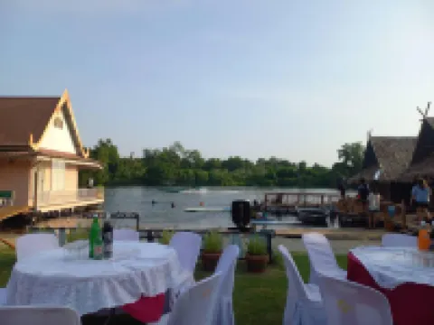 แบมบู เฮ้าส์ รีสอร์ท
