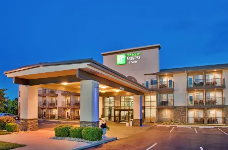 Holiday Inn Express & Suites BRANSON 76 CENTRAL by IHG
