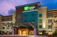 Holiday Inn Express & Suites Houston S - Medical Ctr Area Hotel berhampiran American Cowboy Museum