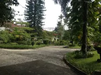 The Family Garden Guest House powered by Cocotel Hotel dekat PT. Bestari Buana Murni (Head Office)