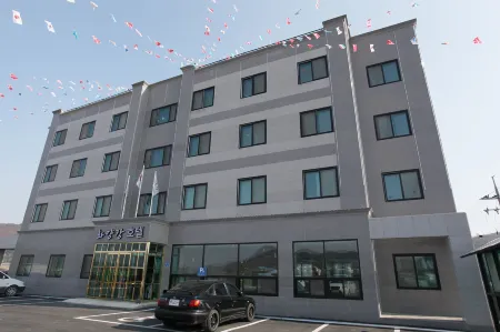 Hongcheon Hwayanggang Hotel Отели рядом с достопримечательностью «Hongcheon Saengmyeong Geongang Gwahakgwan»