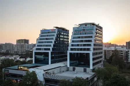 Ramee International Surat Отели рядом с достопримечательностью «Kargil Chowk memory»