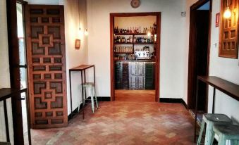 FRENTEABASTOS Hostal Suites Café