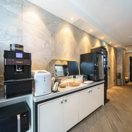 Jeonju Seosin-Dong Hotel Azit Отели рядом с достопримечательностью «Парк Токчин»