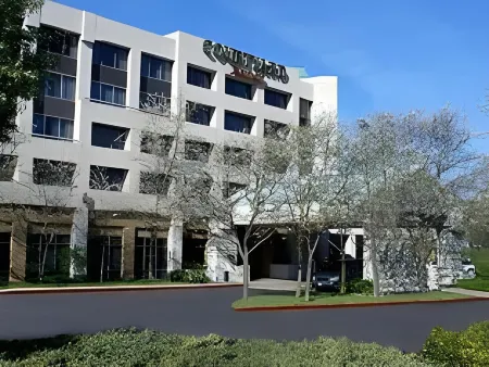 Courtyard Richmond Berkeley Отели рядом с достопримечательностью «Парк Тилден Риджинал»