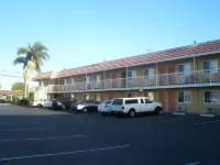 Travelodge by Wyndham Fullerton Near Anaheim - Bãi đậu xe