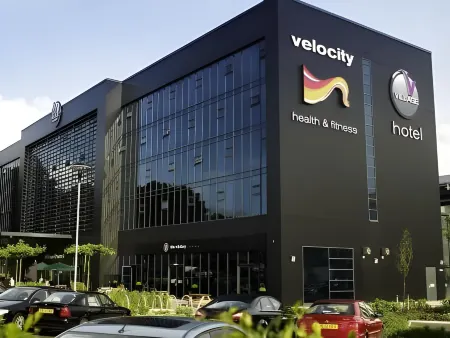 Village Hotel Farnborough Отели в г. Фарнборо