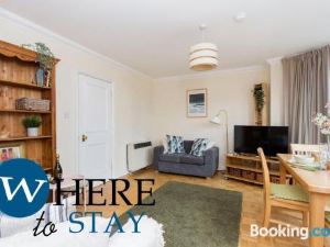 Bright 1 Bedroom Apartment-Private Parking