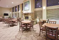 La Quinta Inn & Suites by Wyndham Appleton College Avenue - breakfast
