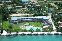 فندق كورت فالييه Hotels near U-571 Submarine Simulator