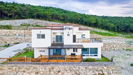 Gyeongju Luna Hills Pool Villa Pension Отели рядом с достопримечательностью «Яндон»